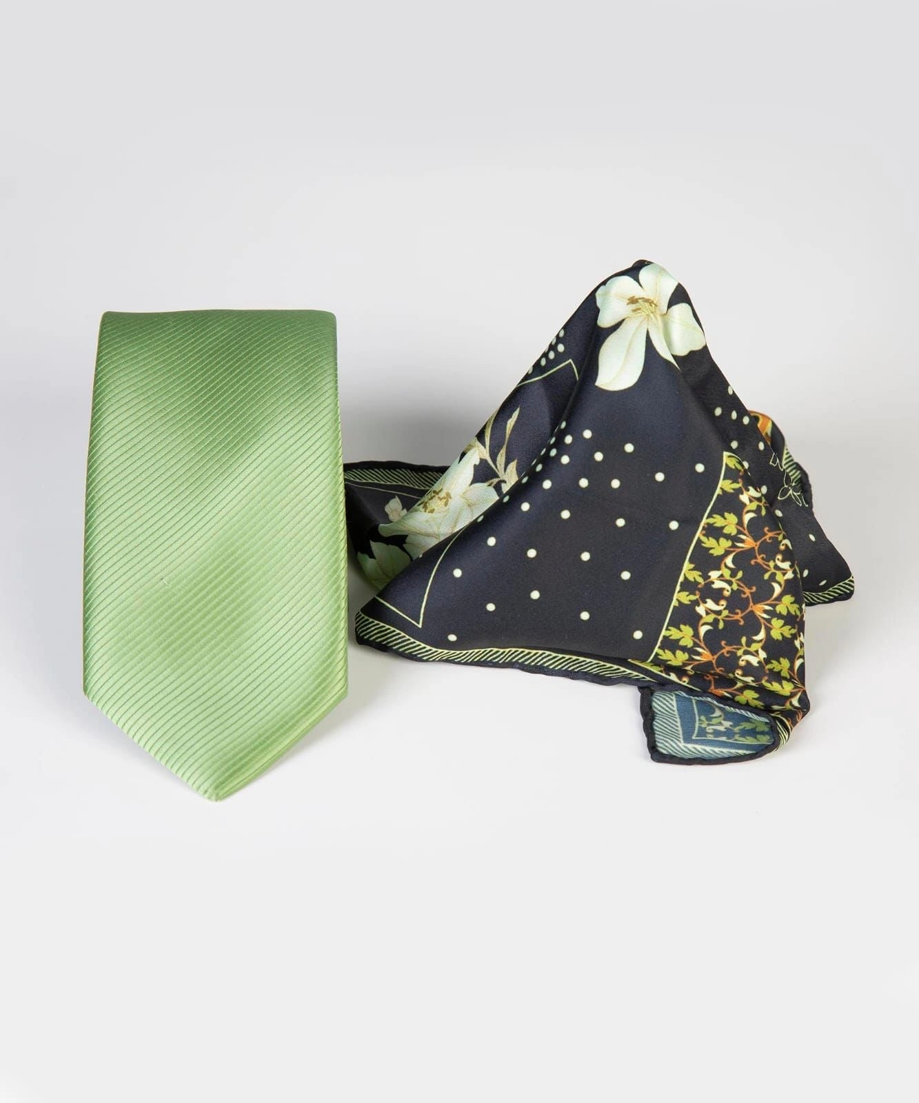 "Stijlvolle Sjaal en Das Combinatie: Perfecte Accessoires voor Elke Man"