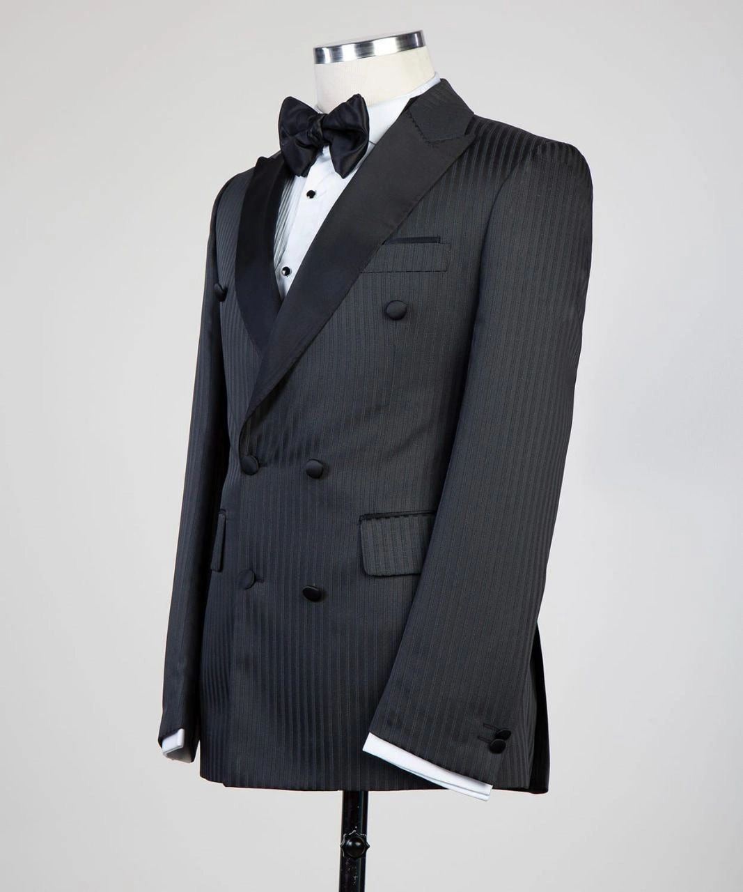 Zwart tweezonderhalf satijnen vest – Elegante glamour voor een verfijnde look.